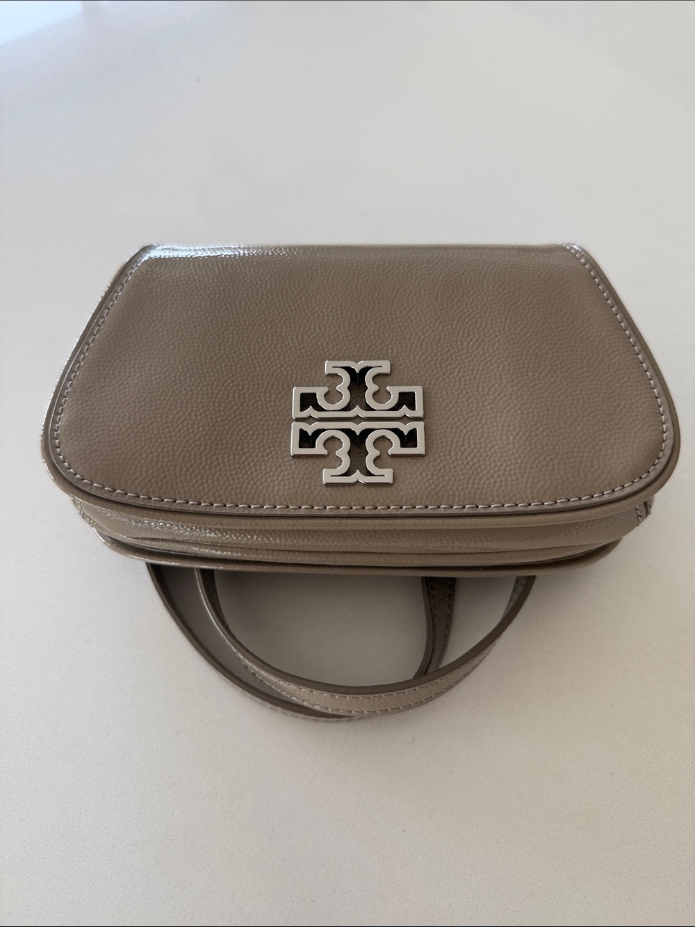 PRISTINE Tory Burch Pebbled patent Taupe Leather - Removable Crossbody Strap